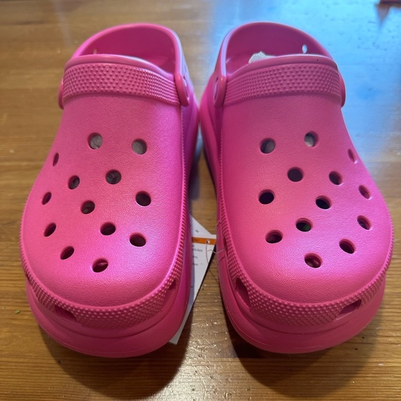 CROCS Unisex Vibrant Pink Sandals - Picture 6 of 8